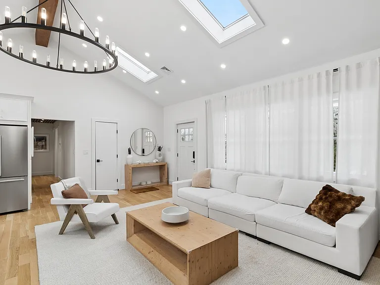 38 Sandra Rd — Photo 4