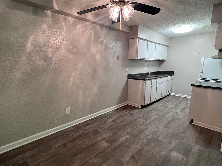 Bell Hollow Apartments — Photo 40
