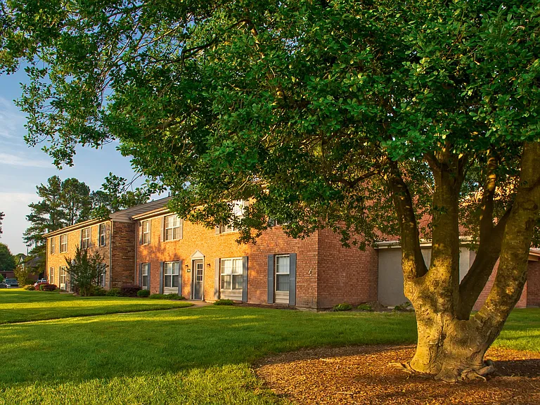Emerald Point Apartments & Townhomes — Photo 23