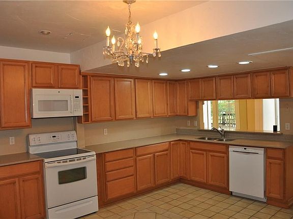 3rd image of 2876 Westridge Ave