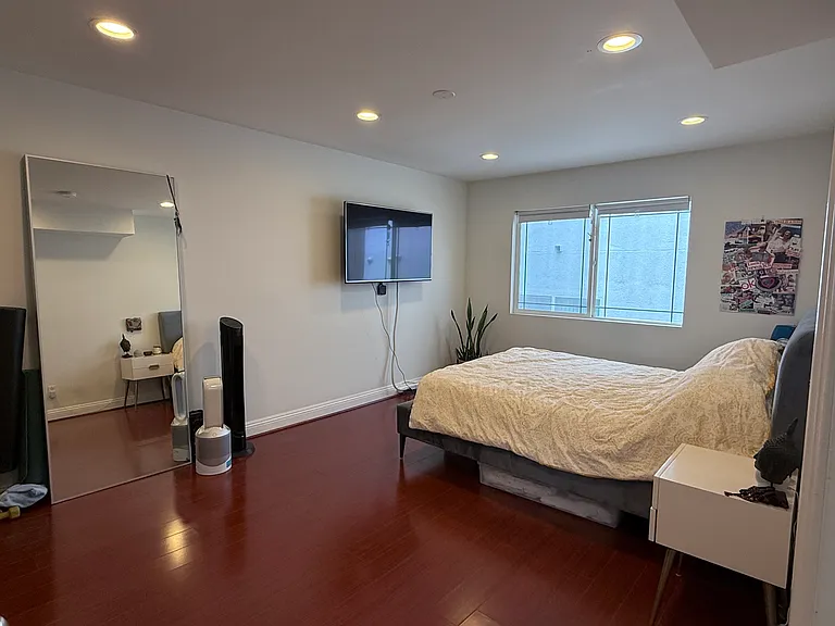 10130 Commerce Ave #7 — Photo 9