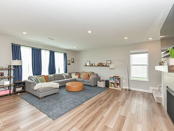 4th image of 9686 Ridgecrest Ln