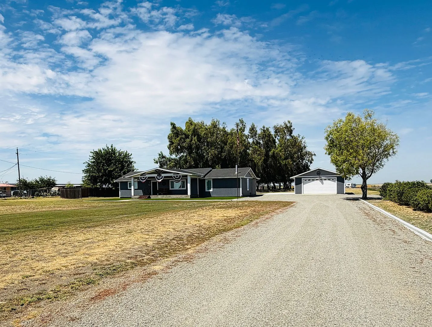 Beautiful Fully Furnished Remodeled Ranch Home on 1.84 Acres — Photo 1