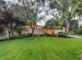 555 Varner Cir, Golden Valley, MN 55427