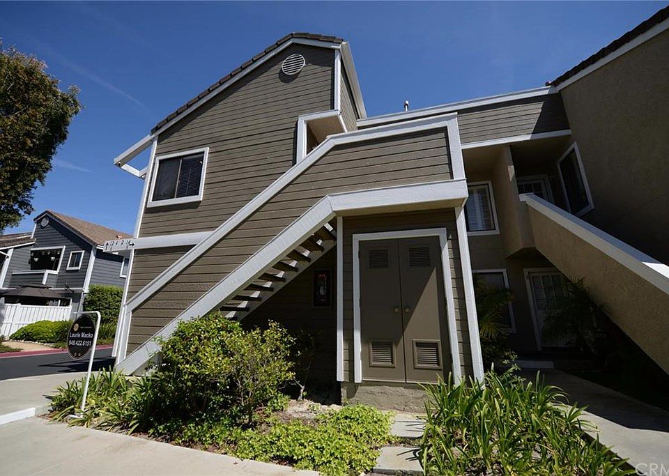 1st image of 2 Bridle Ln #60