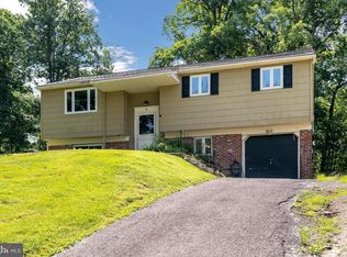 4 Woods Edge Rd, Norristown, PA 19403
