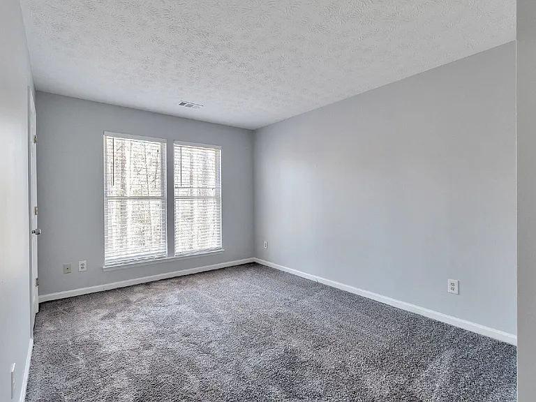 4641 Hampton Chase NE — Photo 16