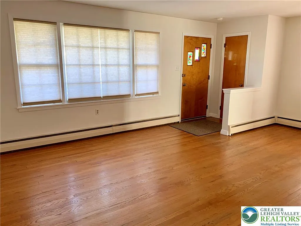 3 bed, 2.0 bath, 1470 sqft, $2,300 — Photo 2