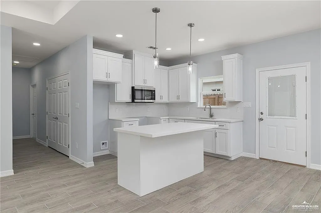 2 bed, 2.0 bath, 936 sqft, $1,200 — Photo 4
