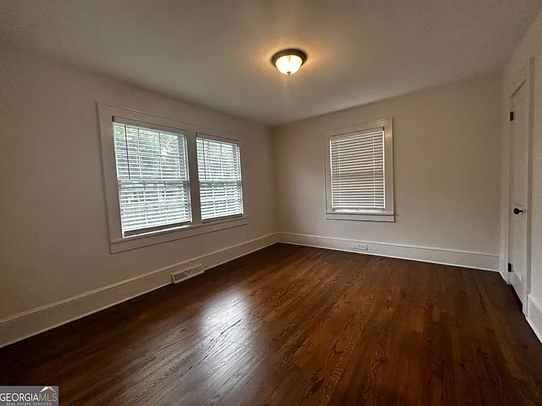300 N College St — Photo 7