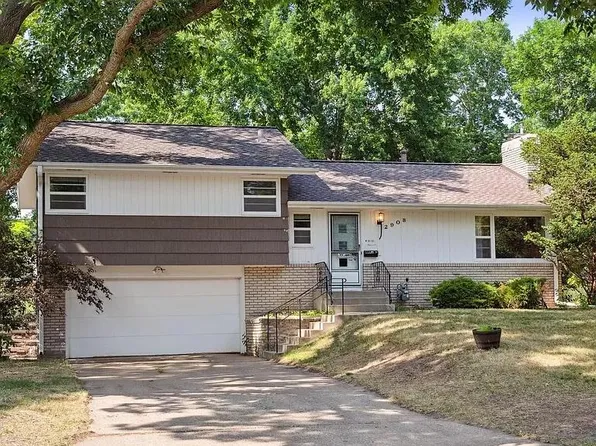 2908 W 93rd St, Bloomington, MN 55431