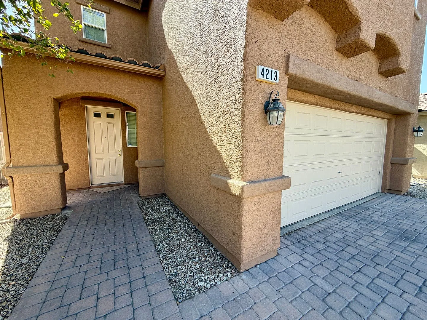 Room for eveyone and curb appeal — Photo 2