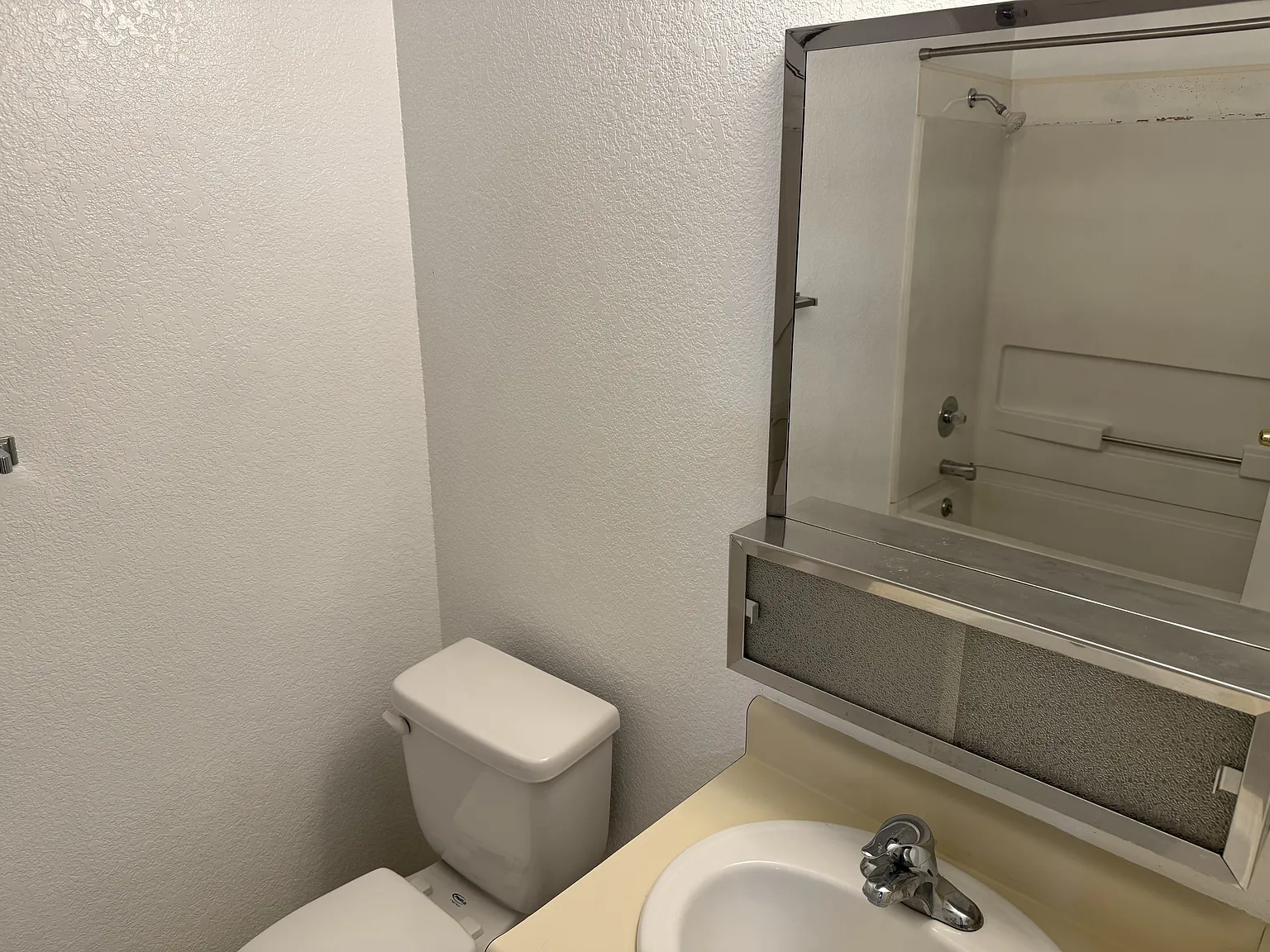 Russell Court Apartments - 11 — Photo 3