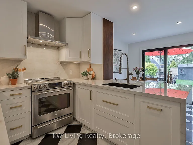 452 Davisville Ave — Photo 9