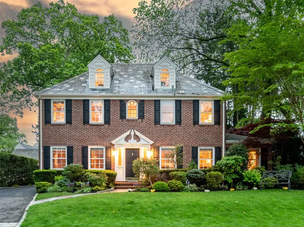 32 Inness Place, Manhasset, NY 11030