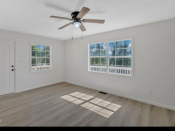 3rd image of 1115 Back Valley Rd