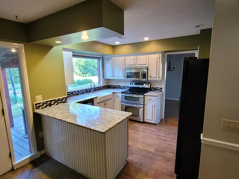 1876 W Holly St — Photo 12