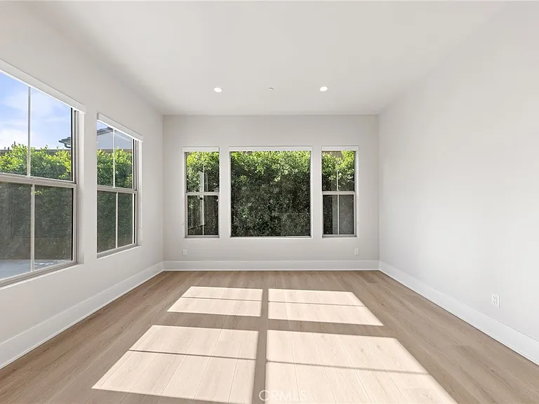 207 Alora — Photo 17