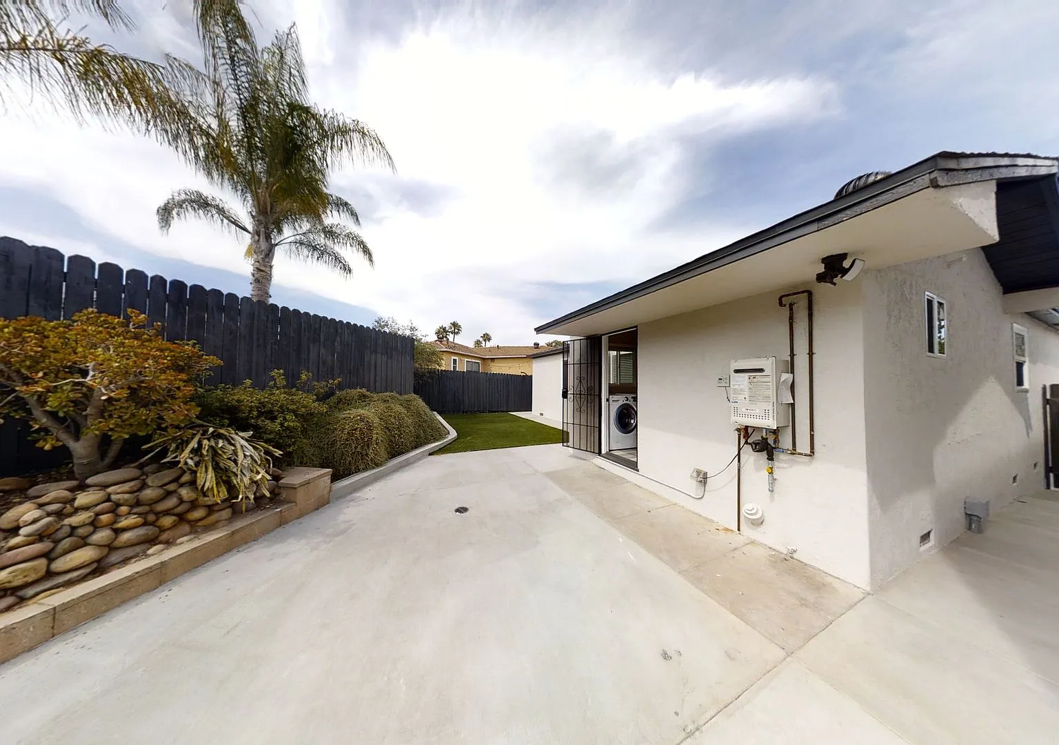 4BD/2BA with Private Yard! — Photo 4