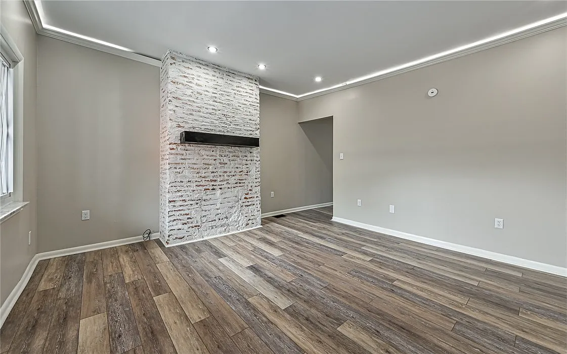 Building Photo - 15 1/2 Sherman St
