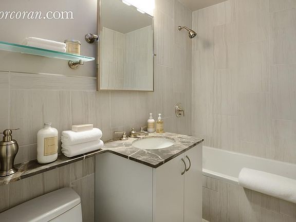 4th image of 555 Main St APT 702