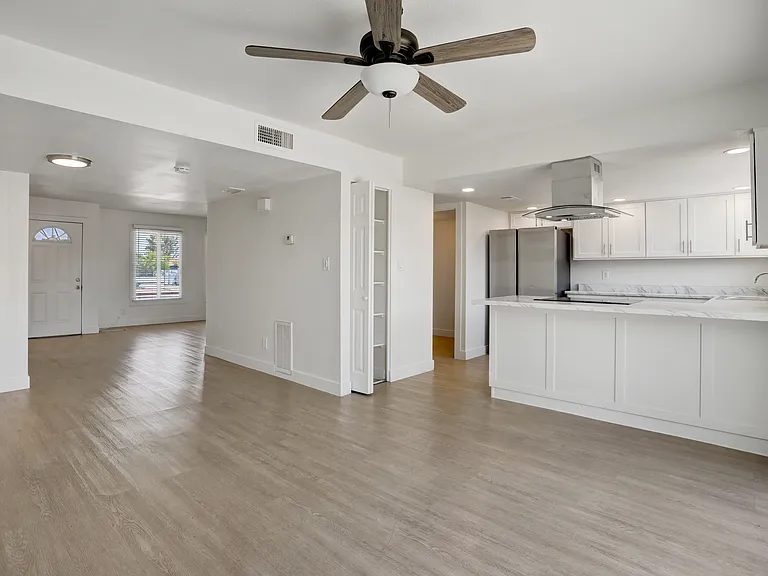 8404 N 32nd Ave — Photo 5