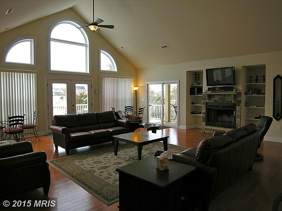 Spacious Lakeside Greatroom