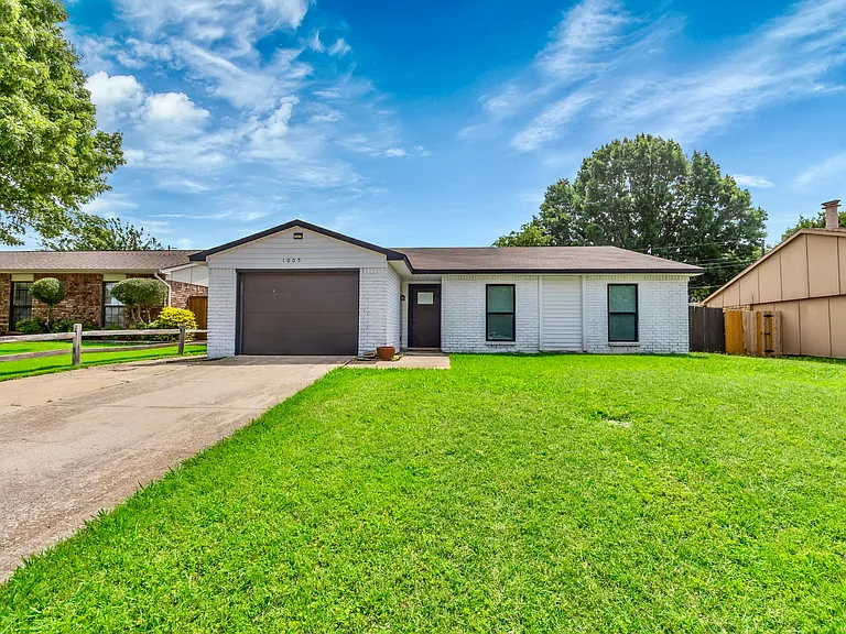 1005 Cambridge Dr — Photo 13