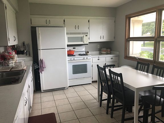 Bright kitchen 