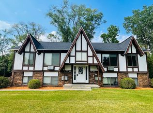 905 Hardwick Dr SE, Kentwood, MI 49508