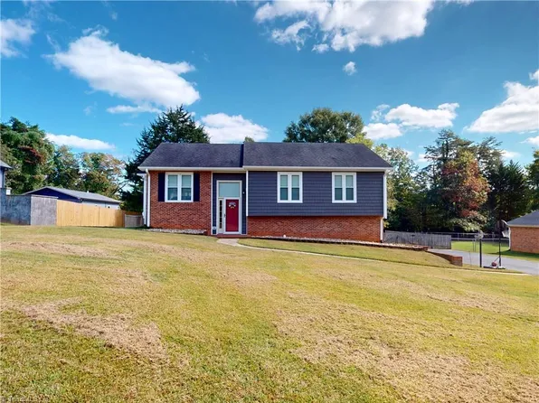 402 Lynchburg Rd, Pilot Mtn, NC 27041