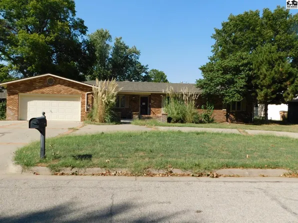 810 Lochinvar Ln, Hutchinson, KS 67502