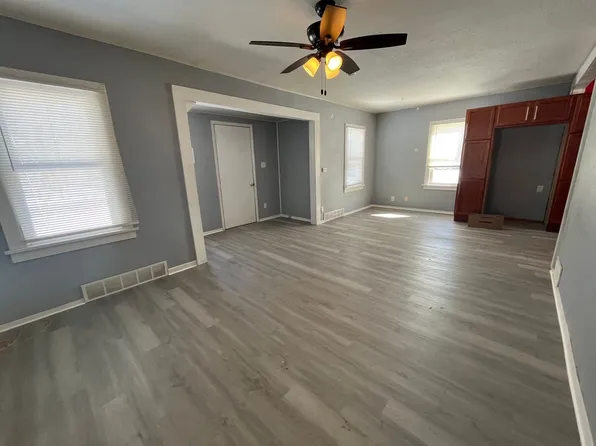 818 9th Ave, Silvis, IL 61282