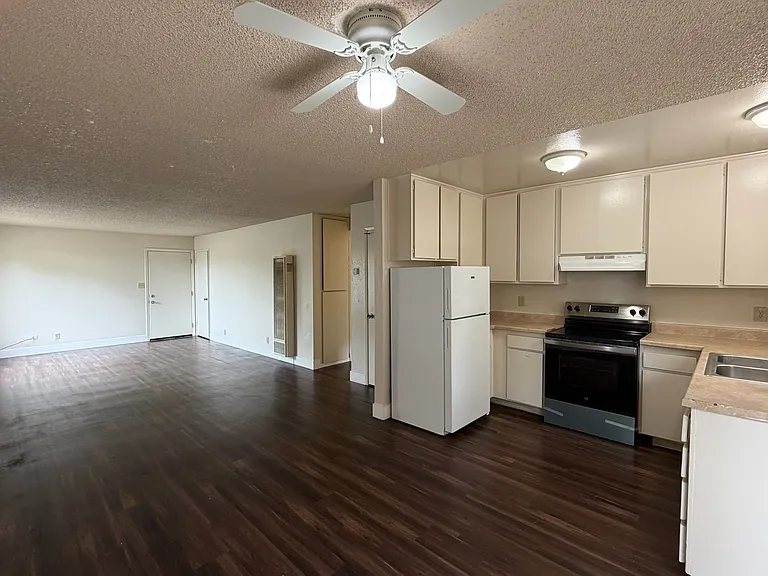 Sharis Apartments — Photo 17