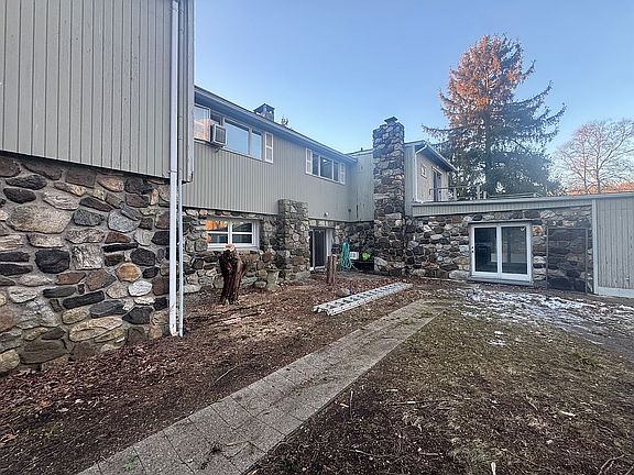 3rd image of 2270 Maple Ave