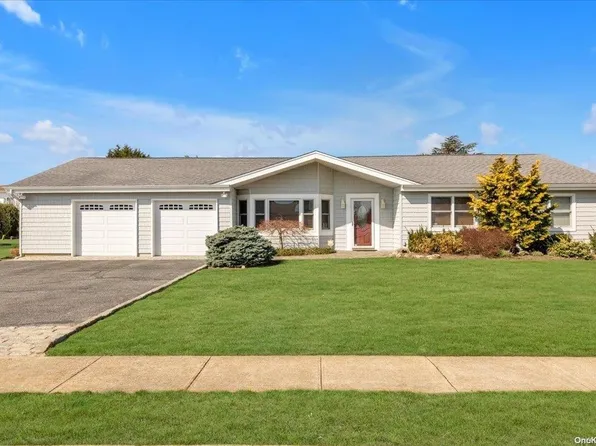 6 Marlin Drive, Copiague, NY 11726