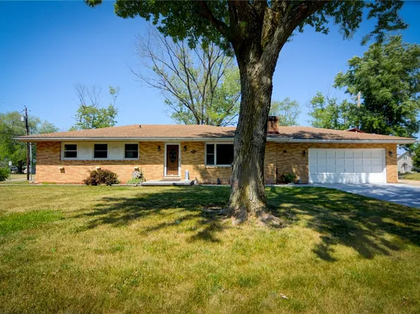 1005 Douglas Dr, Mount Zion, IL 62549