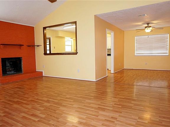 Beautiful, well-kept laminate wood floors