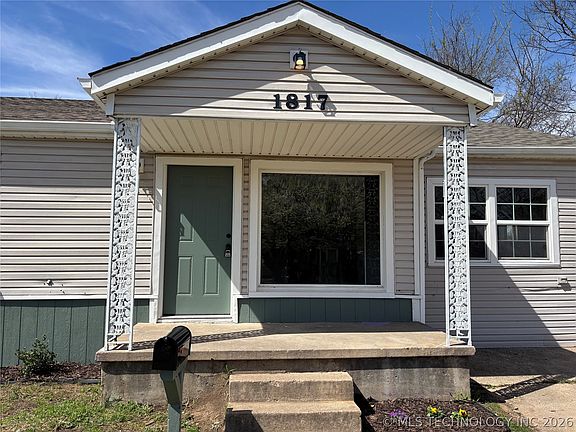 2nd image of 1817 Comanche St