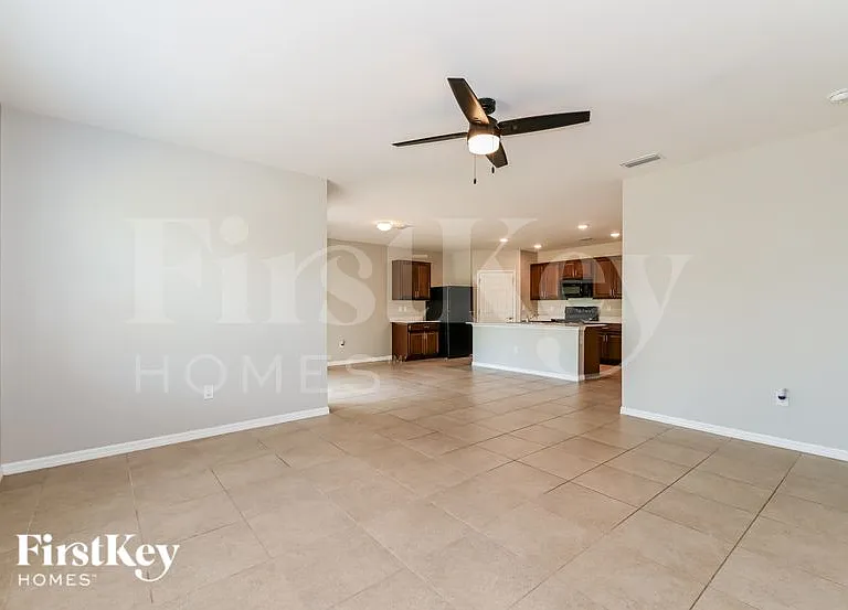 217 SE 27th St — Photo 4
