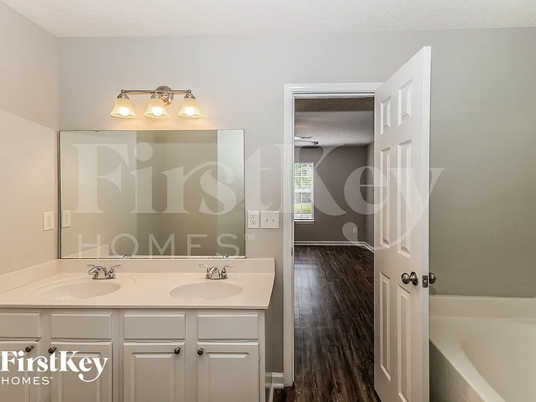 423 Aberdeen Cir — Photo 11