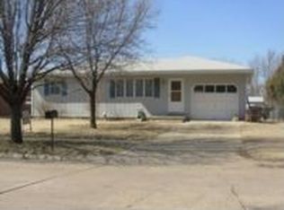 822 Cherokee Dr, Salina, KS 67401