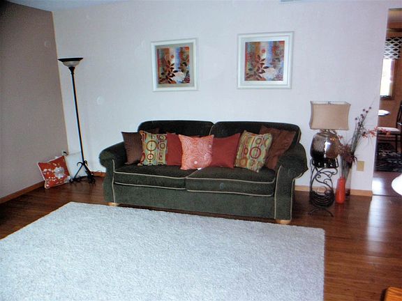 3rd image of 607 Betsy Ross Ln