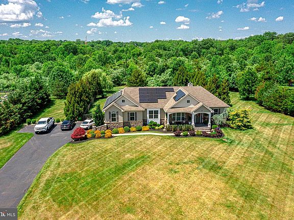 3rd image of 411 Winterberry Ln