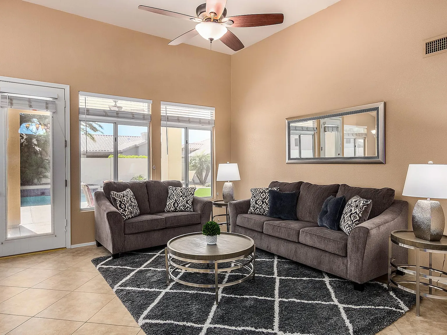 7269 W Robin Ln — Photo 2