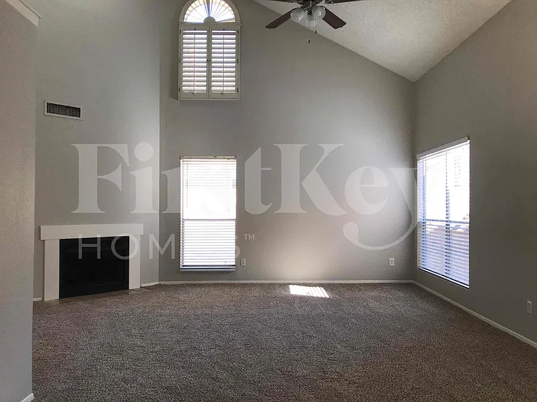 526 E Topeka Dr — Photo 2
