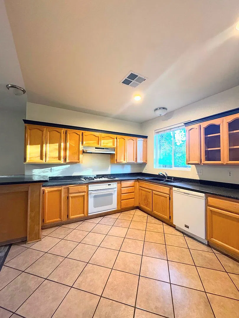 Adorable 3 bedroom 2.5 Bath Unit for Rent — Photo 2