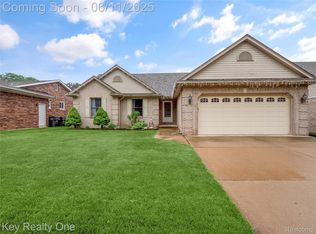 25147 Chestnut St, Taylor, MI 48180