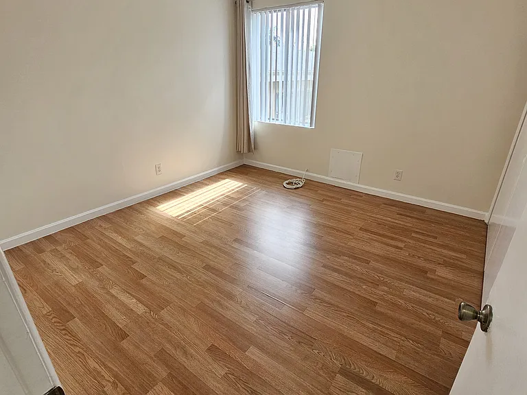 910 N Orange Grove Ave — Photo 13