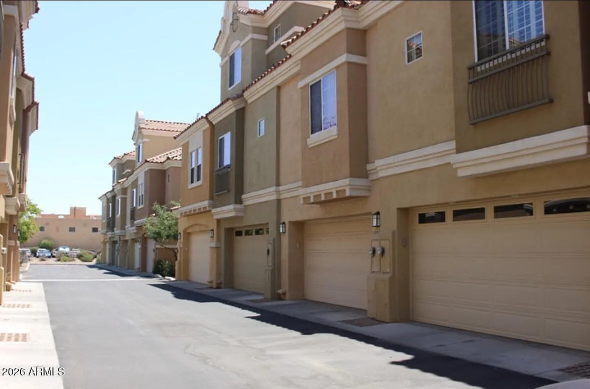 3 bed, 3.5 bath, 1974 sqft, $2,440 — Photo 2